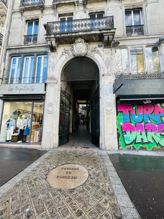 160 - Urban Fashion Week Paris Vuitton Apartment Exterior photo